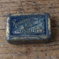 Flickzeug Blechdose "FÜR PNEUMATICS" orig. 20er Jahre, 58 x 39 x 19 mm, ohne Inhalt 