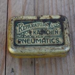 Flickzeug Blechdose "FÜR PNEUMATICS" orig. 30 er Jahre, 67 x 46 x 21 mm, ohne Inhalt 
