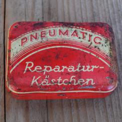 Flickzeug Blechdose "FÜR PNEUMATICS" orig. 30 er Jahre, 83 x 58 x 23 mm, ohne Inhalt 