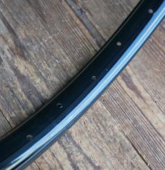Wulstfelge, 28 x 1.75 (635mm), schwarz lackiert, Linierung gold, Breite ca. 34mm, 36 Loch, NOS 