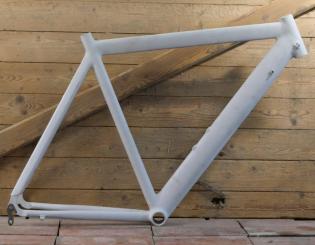 Fahrradrahmen, Herrenausführung für Rennrad 28 Zoll, Aluminium gepulvert, um 2000 