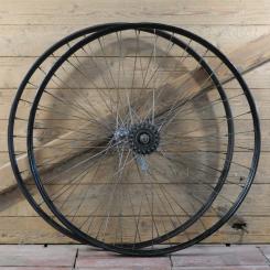 Laufradsatz, 28 Zoll (622), 1960, Felge schwarz, Linien weiß geflammt/gold, Nabe F&S Torpedo,  gebr. 