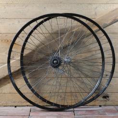 Laufradsatz, 26 Zoll (559), 1951, Felgen schwarz, Mitte Holzdekor, Linien weiß/gold, Naben: STYRIA/PWB, gebr. 