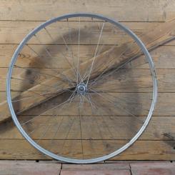 Vorderrad, 26 Zoll (559), 50er J., Stahl, silber, Linien blau/weiß, Breite 36 mm, Nabe PWB, gebr. 