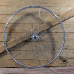 Vorderrad mit Alu-Felge, 28 Zoll (622), 70er/80er J., Breite ca. 23 mm, Nabe Shimano Hochflansch, gebr. 