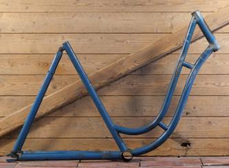 Fahrradrahmen, 28 Zoll, Damenausführung für Tourenrad, 00er/10er J., alte Neulackierung blau, gebr. 