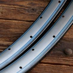 Wulstfelgensatz 26 Zoll (ca. 575), 20er/30er J., Mitte silber, Rand schwarz, Linien blau/weiß, NOS 