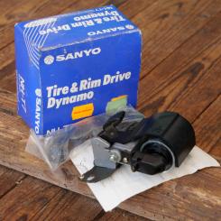Dynamo SANYO NH-T7, orig. 1990er Jahre, Rechtsläufer für Reifen und Felge, Stahl verzinkt/Kunststoff, NOS 
