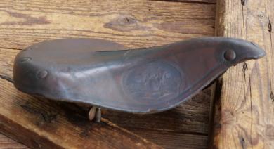 Sattel Kindersitz, Leder braun, Gestell schwarz lackiert, für Oberrohrmontage, 1910er/20er J., gebr. 