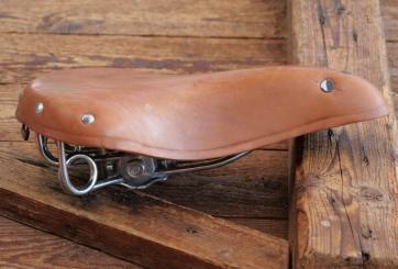 Sattel MÖVE Herren, für Sportrad, Leder hellbraun, Gestell verzinkt, DDR, 1970er/80er J., NOS 