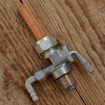Benzinhahn "KARCOMA", tankseitig M16x1 links, Abgang hinten, verstellbar mit 6mm Schlauchstutzen, mit Reserve u. Becher 