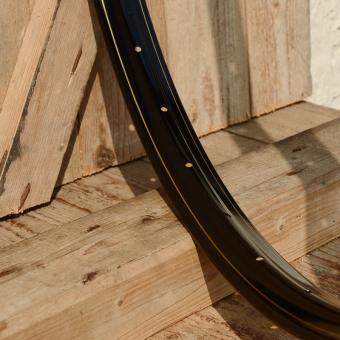 Felge 28" x 1 1/2  (635) WESTWOOD Profil, Stahl schwarz lackiert, gold liniert, 36 Loch, 38mm breit, Bohrung 4,5mm 