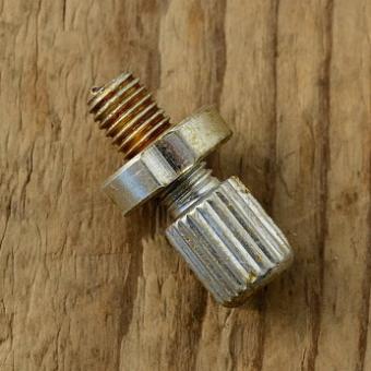 Stellschraube M7, L=26/16mm, Aluminium, geschlitzt, m. grosser Rändelmutter 