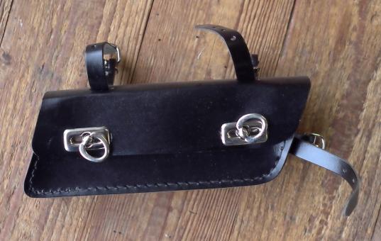 Werkzeugtasche, Lefa, schwarz, Trapezform, Beschläge vernickelt, passend für viele Herrenradklassiker 