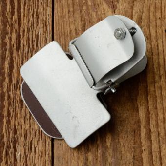 Klemmhalter f. Tennisschläger, Spaten, Schirm, Stock o.ä., silber lackiert, zur Gabelmontage, neu aufgelegt 