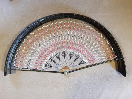 Rocknetz gem. Foto, frühe Quadranten Ausführung,  passend für 28" Räder der 00-30er Jahre, beige-rot 