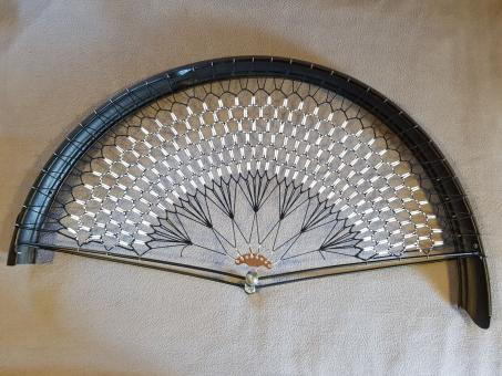 Rocknetz gem. Foto, frühe Quadranten Ausführung,  passend für 28" Räder der 00-30er Jahre, schwarz-weiß 