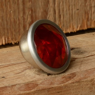 Rückstrahler mit Echtglaseinsatz im Facettenschliff, vernickeltes Blechgehäuse 