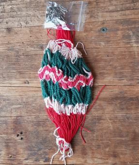 Rocknetz gem. Foto, DDR-Ausf. mit nur 16 Haken pro Seite,  passend für 26/28" DDR-Räder der 50-80er Jahre, rot-grün 