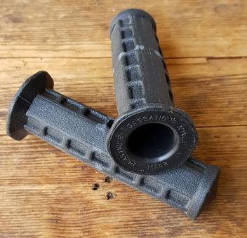 Fahrradgriff schwarz, Rechteckmuster, 22mm, 105mm lang, orig. 70-80er J.  