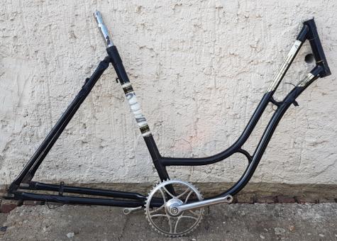 Fahrradrahmen,  Damenausf., schwarz, 28 Zoll,  RH=52cm, 60er J., incl. Glockentretlager, ungefahren ! 