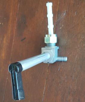 Benzinhahn M12 x 1 links, Abgang rechts , Stutzen 6mm, mit Reserve, Hebellänge 65 mm (einkürzbar) 