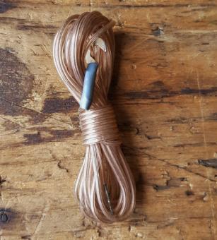 Kabel f. Rücklicht, transparent, orig. Altbestand, 1 Ende verzinnt, eins mit Blechhaken, typisches Kabel der 50-60er Jahre  