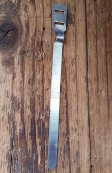 Kabelbinder, ALU, orig. Altbestand 30-60er Jahre, Ausführung mit Doppelschlitz und Ausbuchtung f. Zughülle.  