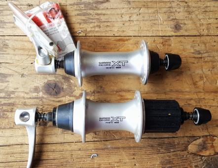 Nabensatz SHIMANO XT,  f. MTB u. Tourer, 90er Jahre, 36 Loch, 100 u. 135 mm Einbaumaß, mit XT Schnellspanner, alte Neuware ! 