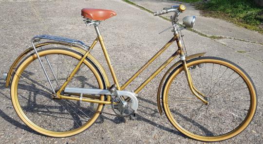 Damenfahrrad "STANDARD", 28 Zoll, Bj. 50er Jahre, schicker Alltagsklassiker, Zustand siehe Bilder.   