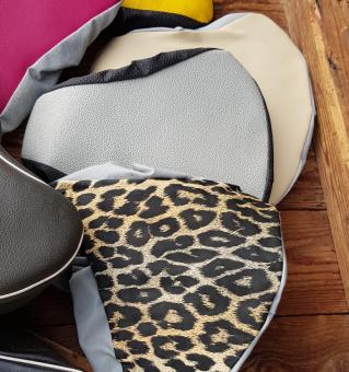 Sattelbezug , Sitzfläche cremeweiß, ähnl. Abbildung, NOS, orig. aus altem Bestand 60-80er Jahre 