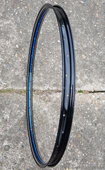 Felge 28 x 1,75, blau/weiß liniert, 36-loch, alter Neuware mit partiell leichter Lagerpatina, s. Bilder 