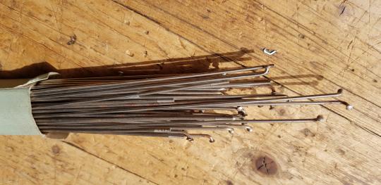 Speiche 2mm, partiell lagerungsbedingt patiniert !, glatt, vernickelt, ohne Nippel, orig. Altbestand, Länge:  305 mm   