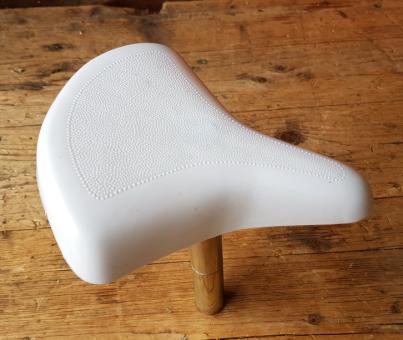 Kindersattel, Kunststoff weiss, incl. 22 mm Sattelstütze, ideal für kleine Kinderräder, Dreiräder etc., orig. alte Neuware !   