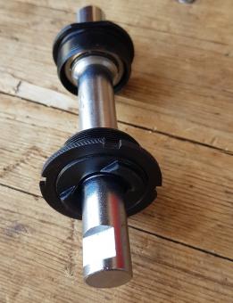 Tretlager / Innenlager passend f. Fahrräder mit BSA-Schraubgewinde, Schraubschalen schwarz, Standardausführung m. 139.5 mm Achse  