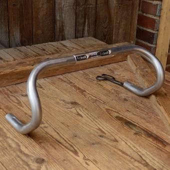 Rennlenker " CINELLI ", Alu, Breite=44cm aussen gemessen, !!! D=26.0 mm (Klemmung), NOS , orig. alte Neuware! 