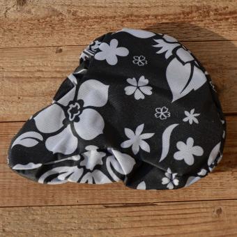 Sattelbezug schwarz-weiß, floral gemustert 