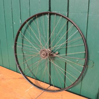 Laufrad hinten mit Wulstfelge 28 x 1,5 Stahl, schwarz, Linierung grün, mit Patina 
