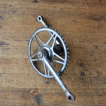 Tretlager Glockenausführung "Universal" 50er/60er Jahre, Achslänge 135 mm, Kurbellänge 172 mm 