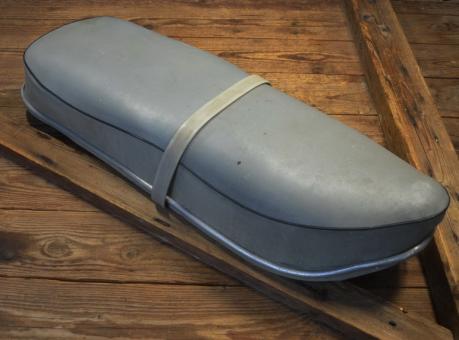 Sitzbank grau, Fabrikat unbekannt, Aussenmaße 630 x 215 mm, Leicht verschmutzt 