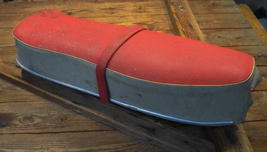 Sitzbank "Denfeld", lagerungsbedingt verschmutzt, Beschädigung am Sitzpolster (siehe Bild) 