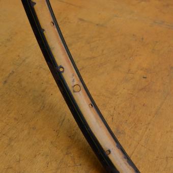 Wulstfelge 28 x 1 ½ (635), Holzdekor mittig, Breite 32 mm, Außendurchmesser ca. 650 mm, 36-loch 