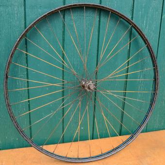 Laufrad vorne 28 Zoll, 28 x 1,5 Wulstfelge, Speichen rostig, Linierung blau/weiß, 