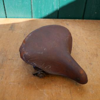 Sattel "Lohmann" 30-50er Jahre, Leder mittelbraun, Herrenmodell 