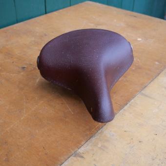 Sattel "Olympia" Kunstlederüberzug, 30-50er Jahre, Breite 21 cm, Länge 25 cm 