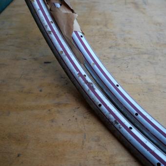 Wulstfelgensatz 28 x 1,5, 36-loch, silber, Linierung weinrot, mit Lagerspuren und Patina, teilw. OVP 