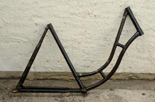 Fahrradrahmen "unbekannt",  Damenausf., 26 Zoll Ballon, RH=55cm, orig. 30er J., ohne Gabel,  ohne Tretlager 