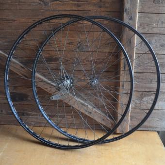 Laufradsatz 28 x 1,5 für Wulstbereifung 1938, Linierung blau weiß geflammt, Breite 33 mm, Einbaumaß 95/110 mm 