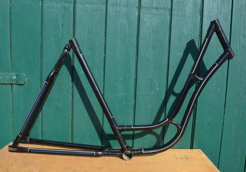Fahrradrahmen Damenrad 28 Zoll, Fabrikat unbekannt. Vor Jahrzehnten neu lackiert und handliniert 