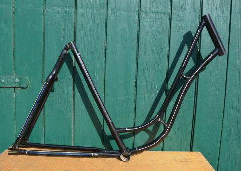 Fahrradrahmen Damenrad 28 Zoll, Fabrikat unbekannt. Vor Jahrzehnten neu lackiert und handliniert 